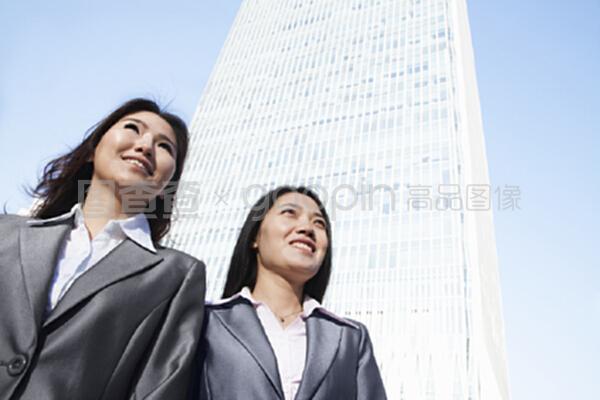 兩名女商人站在北京的中國(guó)世界貿(mào)易中心前